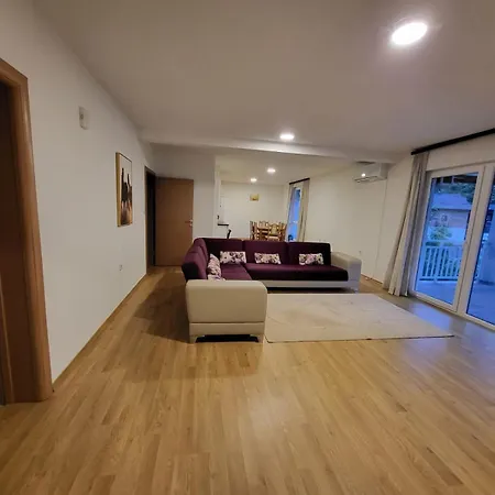 شقة Yas Hadžići